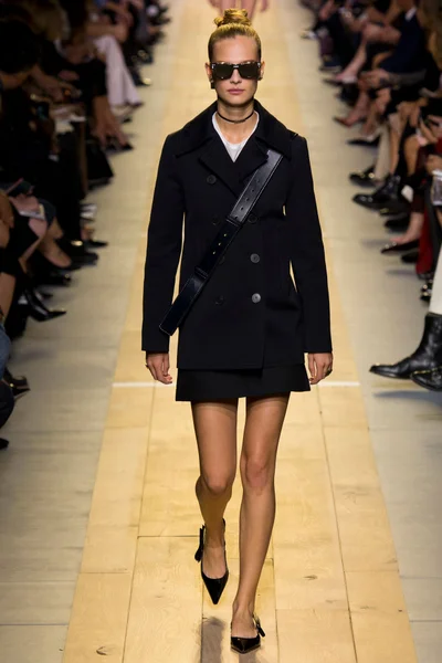 Look 16